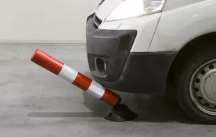 Słupek parkingowy blokujący FLEXPIN | PCV, 46 cm, na stopie, uchylny